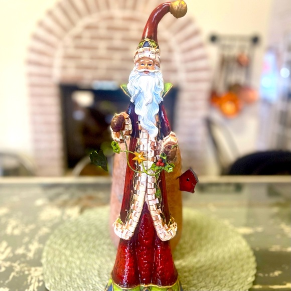 Santa figurine made of resin & tin with a jolly expressionLike new condition